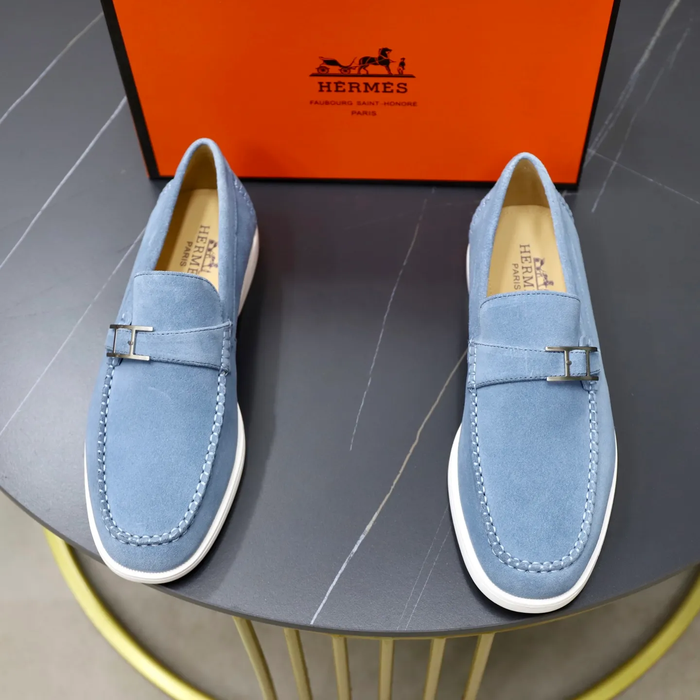Ex-factory price: 540💰Hermès/Hermès slip-on men's shoes. This shoe is made of imported cow suede leather, with simple and smooth lines, and a 3CM rubber foam ultra-light sole combined with aerodynamic design! Youthful and fashionable, H button decoration, contrasting leather embellishment on the heel, calf lining to gently wrap your feet, with embossed logo cowhide feet, leather rock strips, casual and urban style, highlighting youthful vitality, sports and leisure version, super versatile Size number: 38-39-40-41-42-43-44 Standard leather shoe size (45 can be customized but does not support returns)